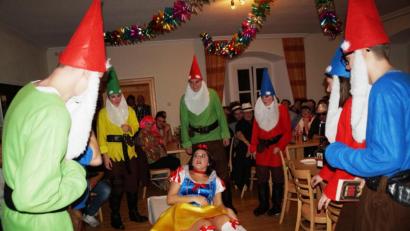 Bild: weu
Schneewittchen und die sieben Zwerge war das Thema der traditionellen Einlage der Feuerwehrjugend beim Pullenrieder Feuerwehrball.