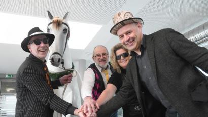 Bild: Gabi Schönberger
Den Verkauf des „Detag-Schimmels“ (gespielt von Hans Wittmann und Rainer Vater) besiegeln (von links) Mafioso Jürgen Laubert, Schatzmeister Gerhard Völkl, Beate Merkel und „Käufer“ Stefan Zaruba, Deskleiter Weiden/Neustadt von Oberpfalz-Medien.