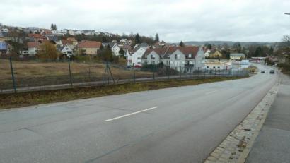 Bild: Wilhelm Amann
An dieser Stelle der Regensburger Straße entsteht eine Linksabbiegespur zum Einkaufszentrum.