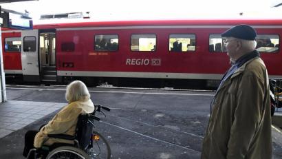 Bild: Petra Hartl
Schwermütig blicken Irmgard und Winfried Huber dem Zug hinterher, der sie nach Nürnberg zu ihrem Enkel Christoph und zum Grab ihres Sohnes Jörg bringen könnte. Da Gleis 2 für die Rollstuhlfahrerin aber unerreichbar ist, fährt sie mit ihrem Mann in die andere Richtung und steigt in Regensburg barrierefrei um.