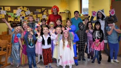 Bild: rgr
Die Nachwuchsmusiker des Musikvereins "Klingenden Töne" feiern in bunten Kostümen Fasching.