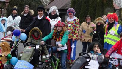Bild: Houschka
Das hat lange Tradition in Freihöls: Wenn die Kinder am Rosenmontag ihre Bobby-Car-Rallye fahren, ist das ganze Dorf auf den Beinen.