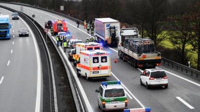 Bild: Gabi Schönberger
Auf der Autobahn ihn Höhe Weiden Süd stoßen am Dienstag zwei Autos zusammen.