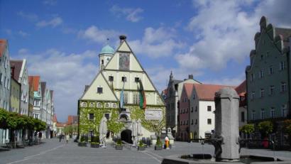 Archivbild: sr
Unter dem Altstadtpflaster fließt der Stadtbach durchs Rathaus. Die SPD könnte sich vorstellen, den Wasserlauf wieder ans Licht zu holen.