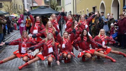 Bild: bö
Die Gardemädchen des Faschingskomitees lassen sich von ein paar Regenpfützen nicht unterkriegen.