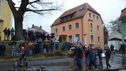 Bild: gi
Mit einem Trauermarsch zogen heuer die Spieler des Faschingsvereins auf dem Marktplatz und betrauerten den Weggang des Pfarrers und das Aufhören des Bürgermeisters.