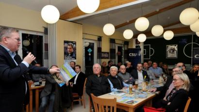 Bild: Stephan Huber
Unter dem Motto „Heute für morgen“ stellt die CSU im Pandurenpark in Raigering ihr Wahlprogramm vor. Ausgearbeitet wurden die Ideen und Ziele von den Kandidaten in einzelnen Gruppen, die Anmoderation für die einzelnen Bereiche übernimmt Oberbürgermeister Michael Cerny (links).