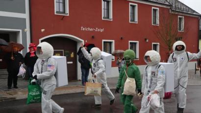 Bild: wrm
Die Mitglieder der Pfadfindersippe Oktopus aus Neuhaus kamen als Astronauten und hatte ihren eigenen Alien dabei.