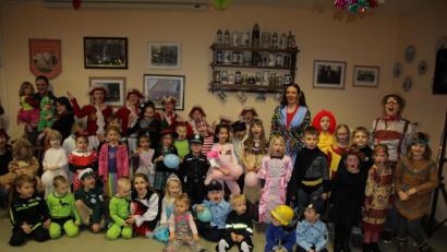 Bild: kro
Eine tolle Stimmung herrschte beim Kinderfasching der Feuerwehr Querenbach,. Im Bild ein Großteil der Kinder mit der Münchenreuther Garde (hinten).