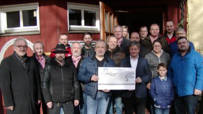 Bild: tok
Wurz hält zusammen und das nicht nur bei Veranstaltungen wie der 950-Jahr-Feier im vergangenen Jahr, sondern auch bei der Spendenaktion, dessen Erlös. Özkan Kürkcü (links vom Scheck) an Günther Lindner übergibt.