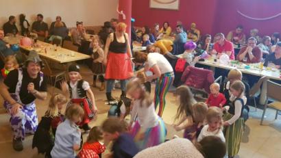 Bild: fjo
Beim Faschingstreiben des katholischen Kindergartens übernimmt Armin Bauer (links) die Ansagen und Animationen inmitten von Kindern und Eltern.