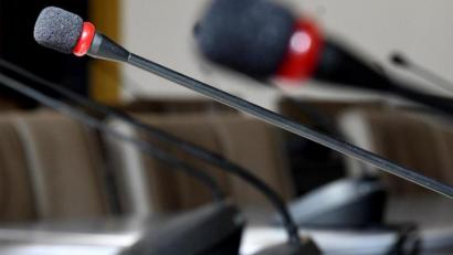 Bild: Petra Hartl
Durch die Mikrofone sprechen üblicherweise die Kreis- und Gemeinderäte bei Sitzungen, wenn sie Anliegen öffentlich vortragen. Wer auf den Stühlen Platz nehmen darf, entscheidet die Kommunalwahl am 15. März.