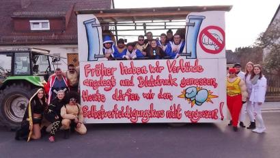 Bild: jma
Der Faschingswagen der BRK-Rettungswache Eschenbach mit dem Text "Früher haben wir Verbände angelegt und Blutdruck gemessen, Heute dürfen wir den Selbstverteidigungskurs nicht vergessen!" an der Seite.
