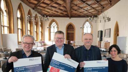 Bild: Wolfgang Steinbacher
Ein Gruppenbild in den Grenzen des Großen Rathaussaals. Im Bild von links: Kulturreferent Fabian Kern, Oberbürgermeister Michael Cerny, Professor Rudolf Freiburg und Kulturfachkraft Barbara Cosima Frey.