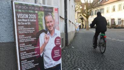 Bild: Gabi Schönberger
Auch wenn OB-Kandidat Jens Meyer die Passanten anlächelt. "Das ist kein Wahlplakat, sondern ein Plakat mit Hinweis auf Informationsveranstaltungen und somit schon vor der 6-Wochen-Frist erlaubt", erklärt Stadtverbandschefin Sabine Zeidler.