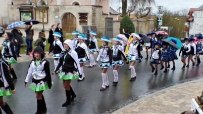 Bild: jml
Bei leichtem Nieselregen macht so ein Faschingszug den Gardemädchen weniger Spaß.