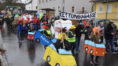 Bild: fz
Die Siedler und Freunde sorgen beim Gaudiwurm für die dringend erforderliche Rettungsgasse.