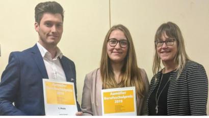 Bild: exb
Mit dem renommierten Aumüller-Berufsschulpreis wurden Alexander Schirmer (links) und Victoria Murr (Mitte) ausgezeichnet. Mit im Bild die Personalverantwortliche der Marketingagentur „C3“, Kerstin Burkhard.