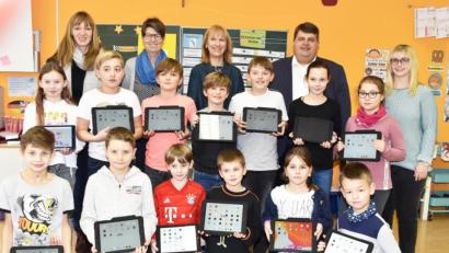 Bild: no
bei der Präsentation der i-pads im Rahmen einer Unterrichtsstunde (hintere Reihe von links): Lehrerin Theresia Grohmann, Rektorin Gabi Pirner, Schulverbandsvorsitzende Brigitte Bachmann, 1.Bürgermeister Dieter Dehling und die stellvertretende Schulleiterin Morin Stauber
