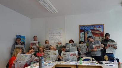 Bild: cog
Die Lektüre der Sulzbach-Rosenberger Zeitung gehört zum Programm des Deutsch-Kurses für Zuwanderer.