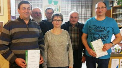 Bild: mng
Mitglieder, die dem Hessenreuther Obst- und Gartenbauverein die Treue halten. Von links: Ludwig Arnold (20 Jahre) sowie Rainer Rupprecht (35 Jahre), ferner Detlef Schraml-Pöllmann für seine zehnjährige Zugehörigkeit sowie Reinhold Hirmer für 20 Jahre (von rechts). Die Ehrung nehmen Kreisgartenfachberater Harald Schlöger und Vorsitzende Manuela Schmiegel (Dritter und Vierte von links) vor. Nicht auf dem Bild: Erhard Stock, Ludwig Schmiegel und Josef Prischenk.