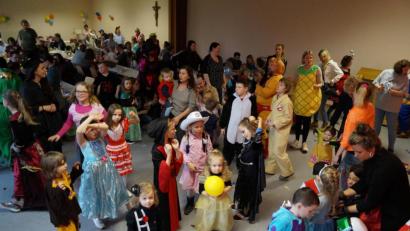 Bild: du
Beim SPD-Kinderfasching herrscht am Dienstaq zum Narrenendspurt im Pfarrsaal ausgelassene Stimmung.