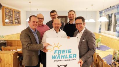 Bild: jma
Die Freien Wähler Speinshart haben zum Bürgergespräch nach Tremmersdorf eingeladen. Dabei stellen (von links) FW-Vorsitzender Holger Götz, Johannes Schmid (Bürgermeisterkandidat aus Schlammersdorf), Robert Kausler, Manfred Plößner (Kreisverbandsvorsitzender und Bürgermeisterkandidat aus Vorbach), Landratskandidat Tobias Groß und Landtagsabgeordneter Tobias Gotthardt (von links)