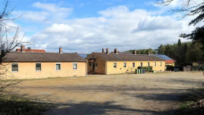 Bild: Hirsch
Die Stadt Schwandorf verfügt über 75 eigene Wohnungen, die sie instand halten muss. Darunter auch diese in der Friedrich-Hebbel-Straße auf dem Weinberg.