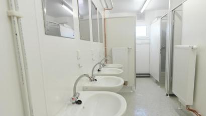 Symbolbild: Jörg Carstensen/dpa
Auf einer Damentoilette an der Raststätte Waldnaabtal-Ost (Symbolbild) hat ein Lkw-Fahrer laut Polizei eine Frau in ihrer Kabine fotografiert. Der Mann konnte gefasst werden.