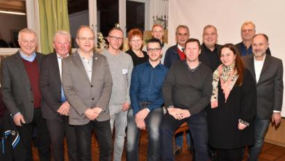 Bild: hcz
Günther Hirmer und Florian Warziwoda (vorne, Dritter und Vierter von rechts) werden als neue Schatzmeister des Obst- und Gartenbauvereins gewählt. Vorsitzender Klaus Fischer (Dritter von links) freut sich über zahlreiche Ehrengäste.