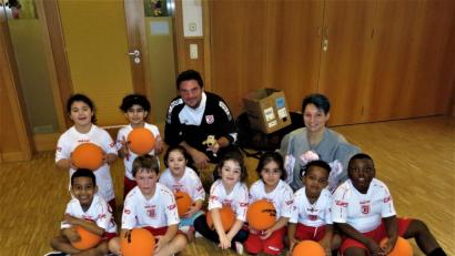 Bild: ubb
Die Buben und Mädchen sind sehr stolz, dass ihre Kinderpflegerin Ria Schwarz (rechts) den Fußballtrainer Patrick Niebler (Mitte hinten) ins Haus geholt hat.