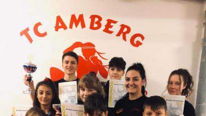 Bild: exb
Die erfolgreichen Kickboxer des TC Amberg.