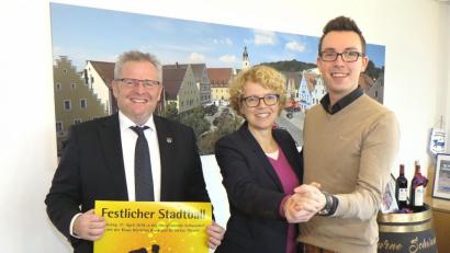 Bild: Hirsch
Oberbürgermeister Andreas Feller, Kulturamtsleiterin Susanne Lehnfeld und der Leiter des Tourismusbüros, Johannes Lohrer (von links), werben für den Stadtball am 25. April in der Oberpfalzhalle.