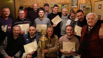 Bild: le
Den Sieg beim 25. Hermann-Gollwitzer-Gedächtnis-Turnier am Rosenmontag holt sich das Team der RVSG Altenstadt, die damit den von Harald Gollwitzer gestifteten Wanderpokal gewannen. Fred Lehner (rechts) verabschiedet sich als Schirmherr.