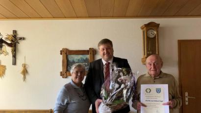 Bild: exb
Martha und Erhard Feigl sind seit 60 Jahren verheiratet. Bürgermeister Stefan Braun (Mitte) gratuliert zum Fest der Diamantenen Hochzeit.