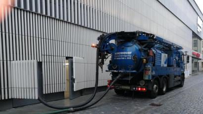 Bild: R. Kreuzer
Eine Kanalreinigungsfirma arbeitet an der Reparatur der Hebeanlage. Ein technischer Fehler an der Anlage sorgte am Mittwoch dafür, dass die Toiletten im NOC gesperrt werden mussten.