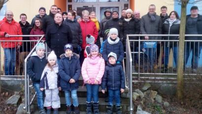 Bild: br
Am Kindergarten war Ausgangspunkt für einen informativen Spaziergang entlang des nach Oberbibrach geplanten Radweges. Eingeladen hatte die Unparteiische Wählergruppe.