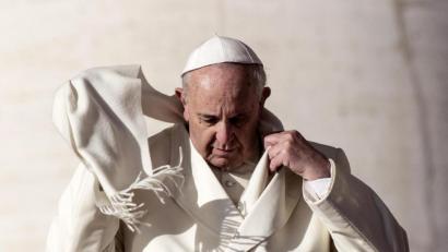 Bild: Angelo Carconi/EPA
Wind wirbelt den Schal von Papst Franziskus durcheinander als er auf Petersplatz kommt. Heftiger Gegenwind bläst dem Oberhaupt der katholischen Kirche auch aus den Reihen der Kardinäle und Bischöfe entgegen. Der Journalist Marco Politi spricht deshalb vom inneren Bürgerkrieg in der Kirche.