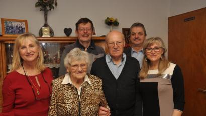 Bild: dob
Josef Eger (Dritter von rechts) freut sich an seinem 85. Geburtstag auch über die Glückwünsche von Bürgermeister Andreas Wutzlhofer (Zweiter von rechts).