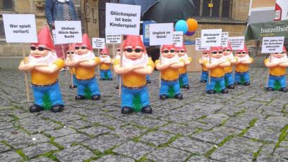 Bild: tk
So sehen sie aus, die Gartenzwerge der Caritas: Sie warnen vor der Gefahr, die vom Glücksspiel ausgeht.