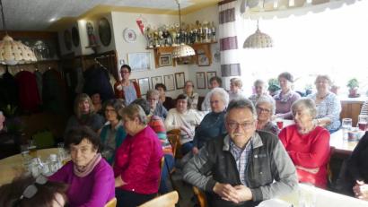 Aufmerksam hören die Gäste des Blumenschmuck-Kaffee beim Gartenbauverein den Vortrag von Gartenfachberaterin Michaela Basler(hinten, stehend).