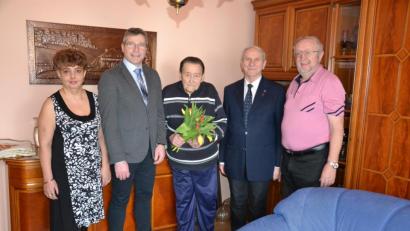 Bild: gi
Bürgermeister Hermann Ach (Zweiter von links) und Pfarrer Josef Most (Zweiter von rechts) sowie Eckhardt Raschke mit Lebensgefährtin gratulierten Josef Krieglstein (Mitte) zum 90. Geburtstag.
