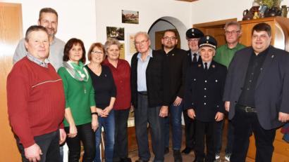 Bild: no
Zahlreiche Gratulanten stellen sich zum 85. Geburtstag von Michael Hüttner (Sechster von rechts) ein.