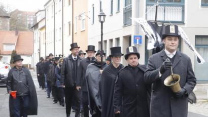 Bild: mfh
Ganz in Schwarz marschiert die Knappnesia durch Sulzbach-Rosenberg.