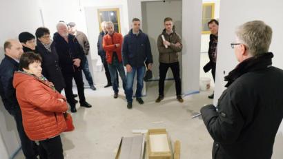 Bild: do
Dem Vorbacher Gemeinderat gibt Bürgermeister Werner Roder (rechts) einen Zwischenbericht zu den Baufortschritten für das kommunale Mietwohngebäude. Das Bauzeitenfenster ist im "grünen Bereich". Mit dem Einzug der ersten Mieter rechnet der Bürgermeister im April diesen Jahres.