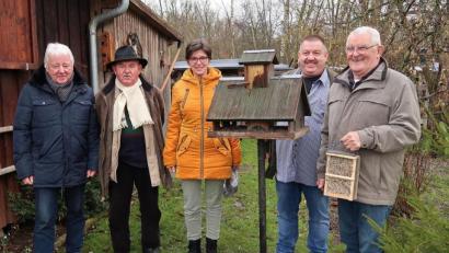 Bild: rha
Die Natur- und Vogelfreunde danken ihrem Mitglied Heinrich Ellenberger für dessen Engagement um die heimische Vogelwelt (von links): Vorsitzender Horst Paulus, Heinrich Deinzer, Kassenführerin Sabine Kederer, Heinrich Ellenberger und Werner Berger.