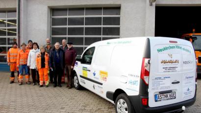 Bild: ds
Über das neue Elektrofahrzeug der Gemeinde Neukirchen mit der Werbung der verschiedensten Firmen freuen sich Hans Loos (besondere Aufgaben), Helmut Sperber (Bauhof), Bürgermeister Winfried Franz, Manfred Stollner (Leitung Bauamt), Geschäftsstellenleiterin Kerstin Brüning (von rechts) und die Bauhofmitarbeiterin und Mitarbeiter.