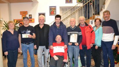 Bild: gi
Die Gewinner des Preisschafkopfes des Pfarrgemeinderates Moosbach mit Organisator und Leiter Mike Steger (Dritter von links). Den ersten Preis holte sich Franz Vater (Vierter von rechts) und den zweiten Preis Horst Pommeranz (Zweiter von links).