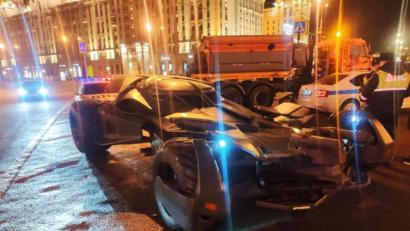 Bild: Verkehrspolizei Moskau/dpa 
Die Polizei hat in der russischen Hauptstadt Moskau ein selbst gebautes Batmobil aus dem Verkehr gezogen.