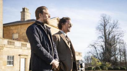 Bild: Universum Film/dpa
Matthew McConaughey (rechts) als Mickey Pearson und Jeremy Strong als Matthew Berger in "The Gentlemen".
